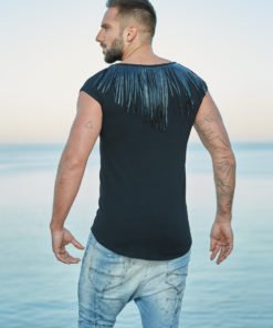 T-Shirt Sonderedition aus dem Hause Kings of Fashion. Das Männer Shirt hat eine trendig und lockere Passform mit Rundhals . Die schwarze Version des T-Shirts hat eingefasste Kunstlederfransen in der Rücken- und Halsnaht. Diese verleihen dem Shirt das besondere Etwas. Das Oberteil besteht aus einem angenehmen und hochwertigen Baumwollstoff mit Elastan. Komposition: 95% Baumwolle, 5% Elastan Dieses T-Shirt wurde in der Schweiz designed und in der Türkei produziert.