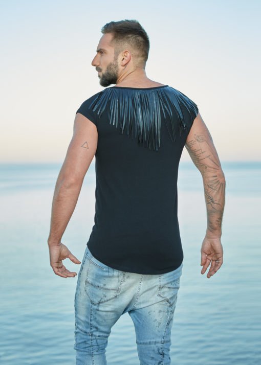 T-Shirt Sonderedition aus dem Hause Kings of Fashion. Das Männer Shirt hat eine trendig und lockere Passform mit Rundhals . Die schwarze Version des T-Shirts hat eingefasste Kunstlederfransen in der Rücken- und Halsnaht. Diese verleihen dem Shirt das besondere Etwas. Das Oberteil besteht aus einem angenehmen und hochwertigen Baumwollstoff mit Elastan. Komposition: 95% Baumwolle, 5% Elastan Dieses T-Shirt wurde in der Schweiz designed und in der Türkei produziert.